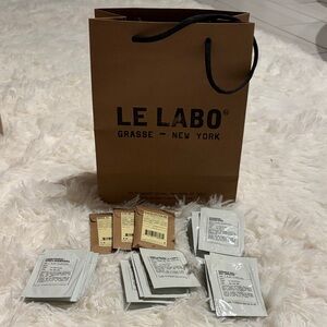 Le Labo mixed samples comes with Le Labo brown shopping bag.